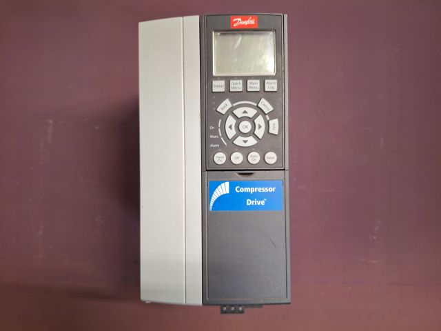 Naprawa falownika Danfoss CD-302P7K5T4E20H1 stosowanego w maszynach przemysłowych i poligraficznych. Diagnostyka oraz serwis elektroniki przemysłowej