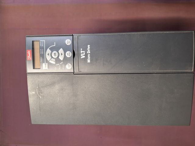 Naprawa falownika Danfoss FC-051P18KT4E20H3BSC stosowanego w maszynach przemysłowych i poligraficznych. Diagnostyka oraz serwis elektroniki przemysłowej