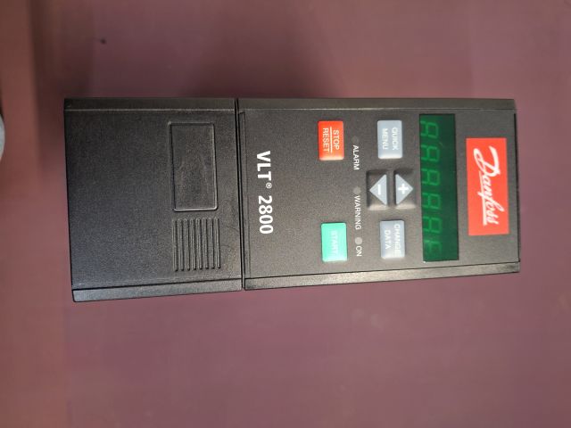 Danfoss VLT2815PT4B20SBR1DF00A00 stosowanego w maszynach przemysłowych i poligraficznych. Diagnostyka oraz serwis elektroniki przemysłowej.