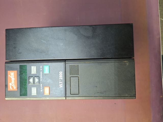 Naprawa falownika Danfoss VLT2875PT4B20STR1DBF00A00C0 stosowanego w maszynach przemysłowych i poligraficznych. Diagnostyka oraz serwis elektroniki