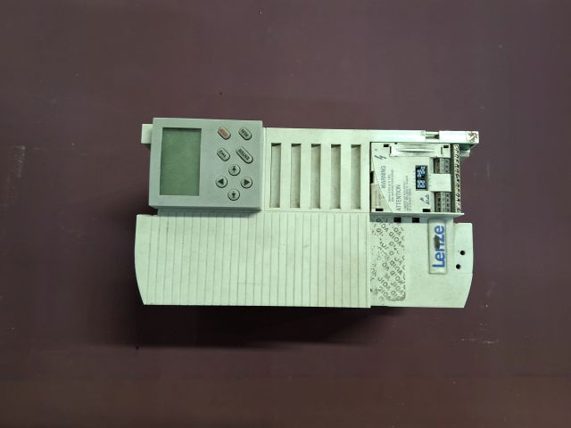 Naprawa falownika Lenze E82EV302_4C stosowanego w maszynach przemysłowych i poligraficznych. Diagnostyka oraz serwis elektroniki przemysłowej