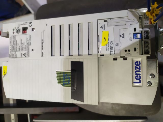 Naprawa falownika Lenze E82EV752_4C stosowanego w maszynach przemysłowych i poligraficznych. Diagnostyka oraz serwis elektroniki przemysłowej.